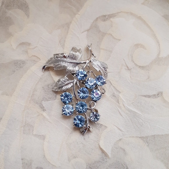 Vintage Lisner grape cluster pin brooch - Picture 6 of 10